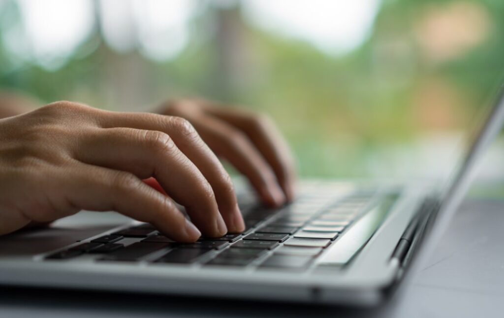 Fingre som skriver på et tastatur